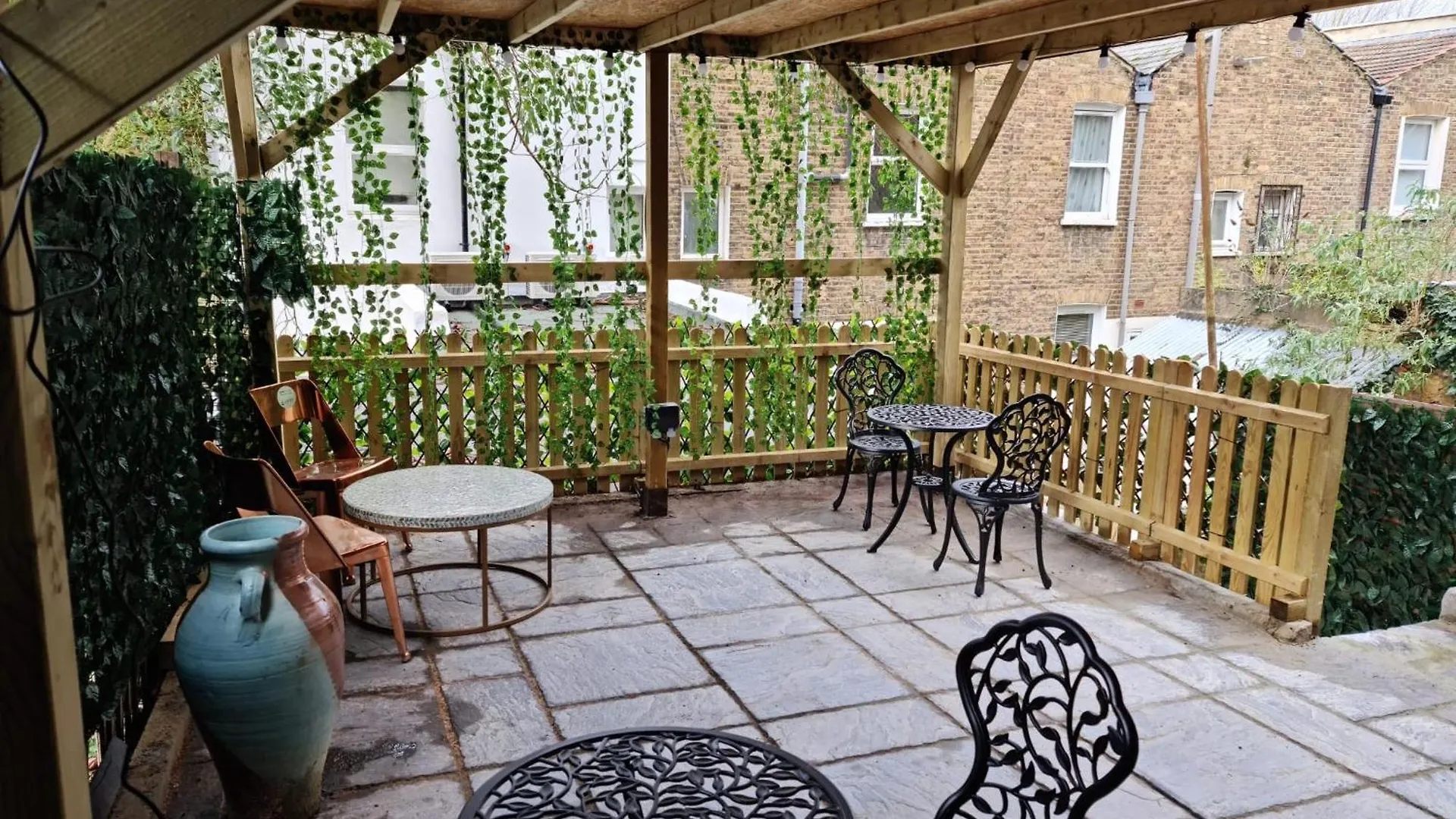 Apartment Studio-Sleeps 2-Garden-30 Min Central Ldn London